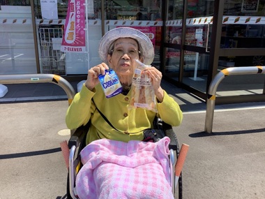 Read more about the article お買い物＆歌唱レク(^^♪